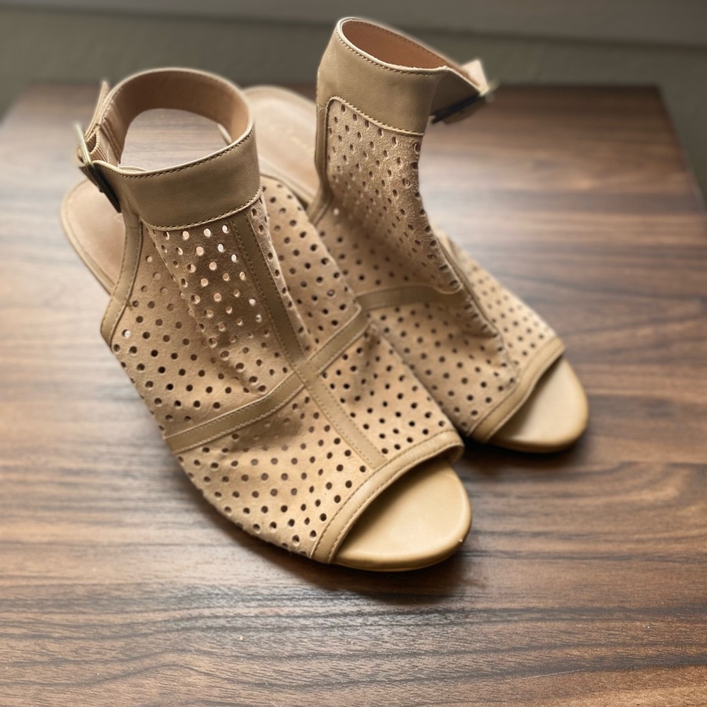 Amelia Grace “Kelly” Tan Peep Toe Laser Cut Strap Sandals Size 7.5